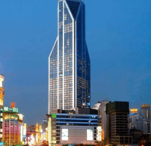 上海世茂國(guó)際廣場(chǎng)使用了建筑爬架電動(dòng)葫蘆