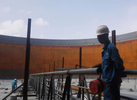 大型儲(chǔ)罐設(shè)備制作現(xiàn)場(chǎng)